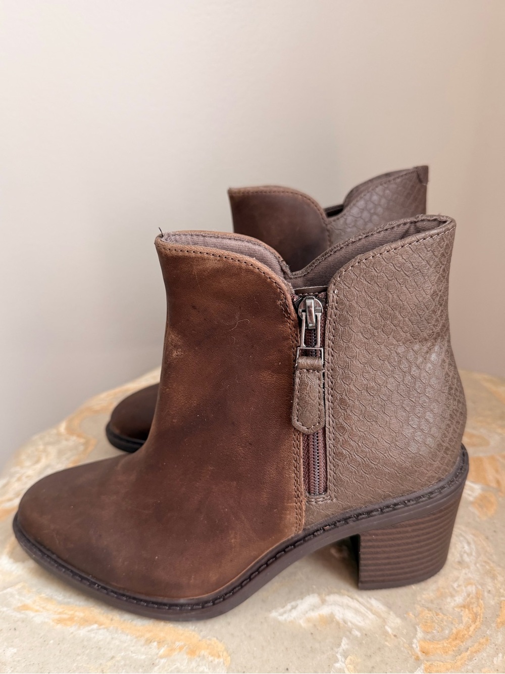 Clarks Women's 6.5 Scene Zip Ankle Boots Brown Two-Tone Leather